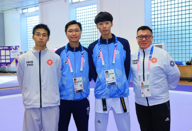 跆拳道团队包括教练黄家荣（左二）及奥运选手卢蔚丰（右二）