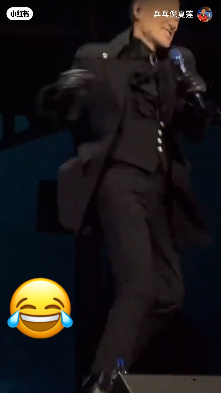 张学友突然学倪夏莲转身动作。 张学友突然学倪夏莲转身动作。