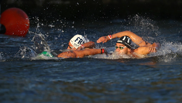 运动员在塞纳河比赛,河水看起来不清澈。 路透社 运动员在塞纳河比赛,河水看起来不清澈。 路透社