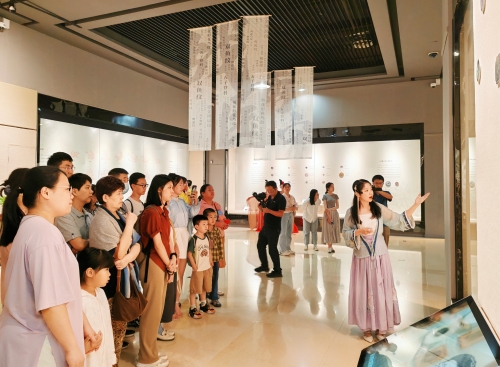 专业导赏员带领观众步入展厅 专业导赏员带领观众步入展厅