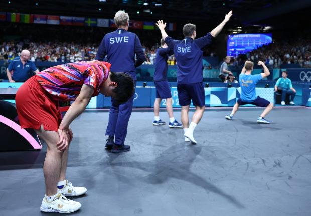 张本智和(左)于铜牌战输掉关键的第2场单打 张本智和(左)于铜牌战输掉关键的第2场单打