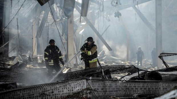 图为消防员在超市内搜救画面 图为消防员在超市内搜救画面