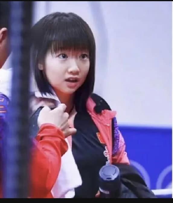 网民留言指长发孙颖莎似台湾宅男女神郭书瑶。 网民留言指长发孙颖莎似台湾宅男女神郭书瑶。