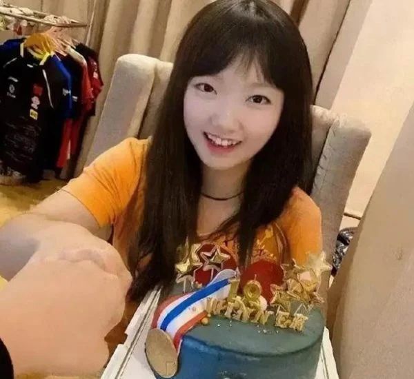 近日有多张孙颖莎的长发照片在网上流出。 近日有多张孙颖莎的长发照片在网上流出。