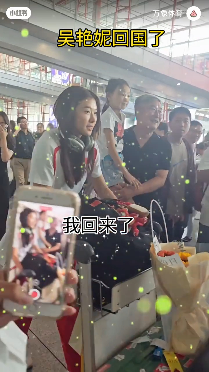 吴艳妮之后脱下口罩,停下来与粉丝闲谈。 吴艳妮之后脱下口罩,停下来与粉丝闲谈。