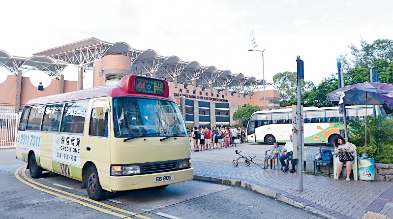 来往旺角至西贡的红色小巴,昔日大排人龙,现时则要“车等人”。 来往旺角至西贡的红色小巴,昔日大排人龙,现时则要“车等人”。