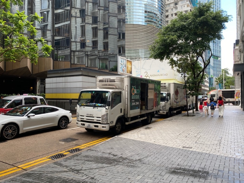 记者早上上班时段所见,至少4辆客货车及货车停泊中间道左侧上落货。 记者早上上班时段所见,至少4辆客货车及货车停泊中间道左侧上落货。