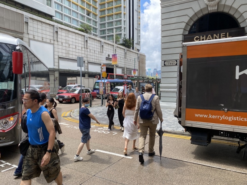 部分车辆在弥敦道中线等候驶入中间道,反造成交通拥堵。 部分车辆在弥敦道中线等候驶入中间道,反造成交通拥堵。