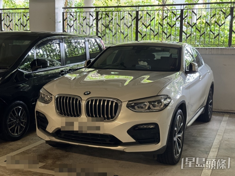 新落成公屋停车场泊$70万宝马 新落成公屋停车场泊$70万宝马