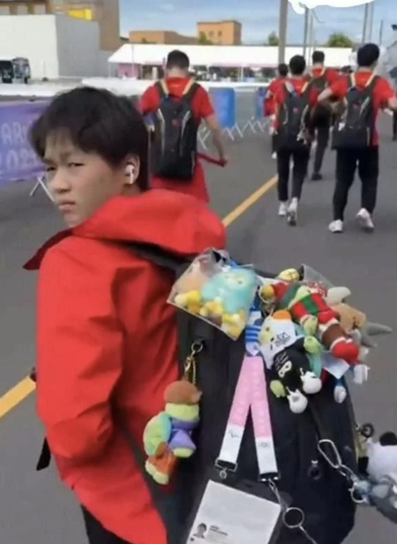 年仅17岁的全红婵最爱了公仔。 年仅17岁的全红婵最爱了公仔。