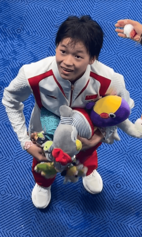 全红婵收到不少粉丝送的礼物。 全红婵收到不少粉丝送的礼物。