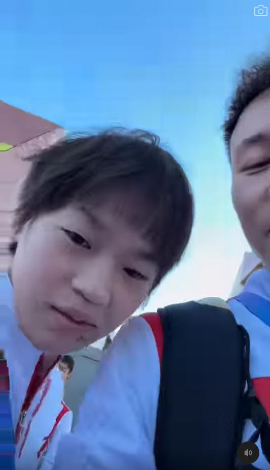 之后谢思埸将镜头转向另一边说:“喂,点呀你?” 见到全红婵惊喜现身 之后谢思埸将镜头转向另一边说:“喂,点呀你?” 见到全红婵惊喜现身