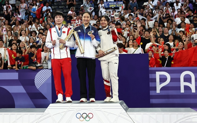 安洗莹(中) 安洗莹(中)