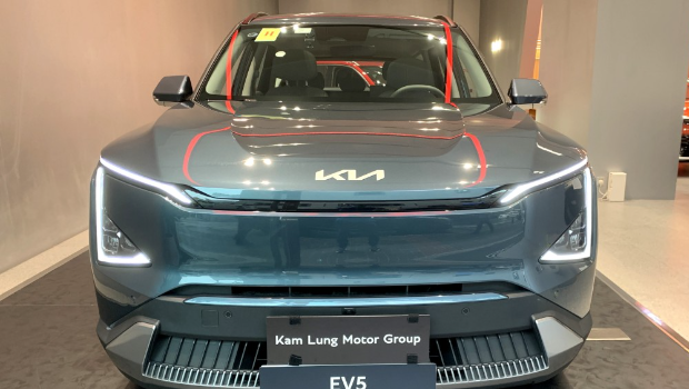 起亚EV5纯电动SUV车首跟EV9一脉相承,并备Star Map标志性LED车灯组。 起亚EV5纯电动SUV车首跟EV9一脉相承,并备Star Map标志性LED车灯组。