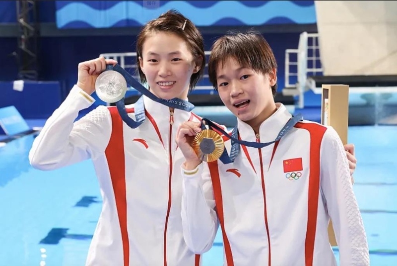 全红婵（右）、陈芋汐（左）二人搭档，在女子双人10米跳台跳水决赛中，凭借359.10分的高分斩获这枚巴黎奥运金牌，为中国队实现了该项目奥运七连冠。新华社