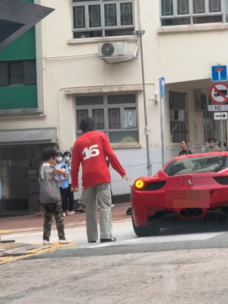 193有下车关心婆婆，而婆婆起身后一直看手肘，疑似受伤。