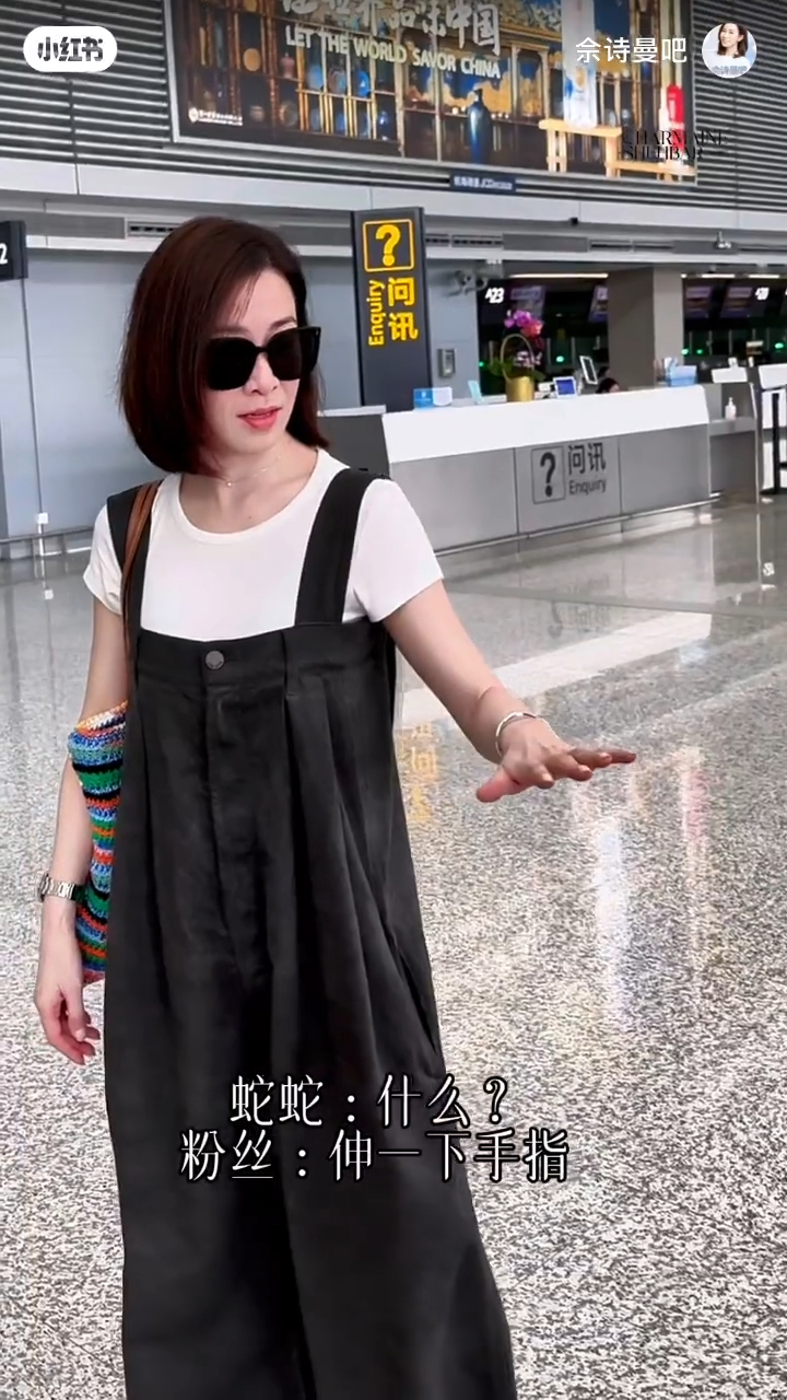 佘诗曼被要求伸出左手。 佘诗曼被要求伸出左手。