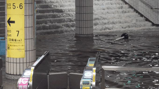 地铁站被水浸 地铁站被水浸