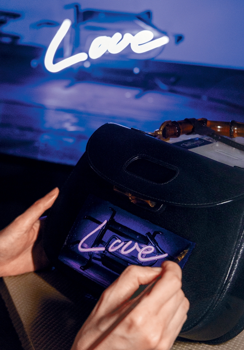 横山奈美利用灰调珐琅技术将釉彩层层迭加,为手袋绘上恍如霓虹喷漆的字样图案。 横山奈美利用灰调珐琅技术将釉彩层层迭加,为手袋绘上恍如霓虹喷漆的字样图案。