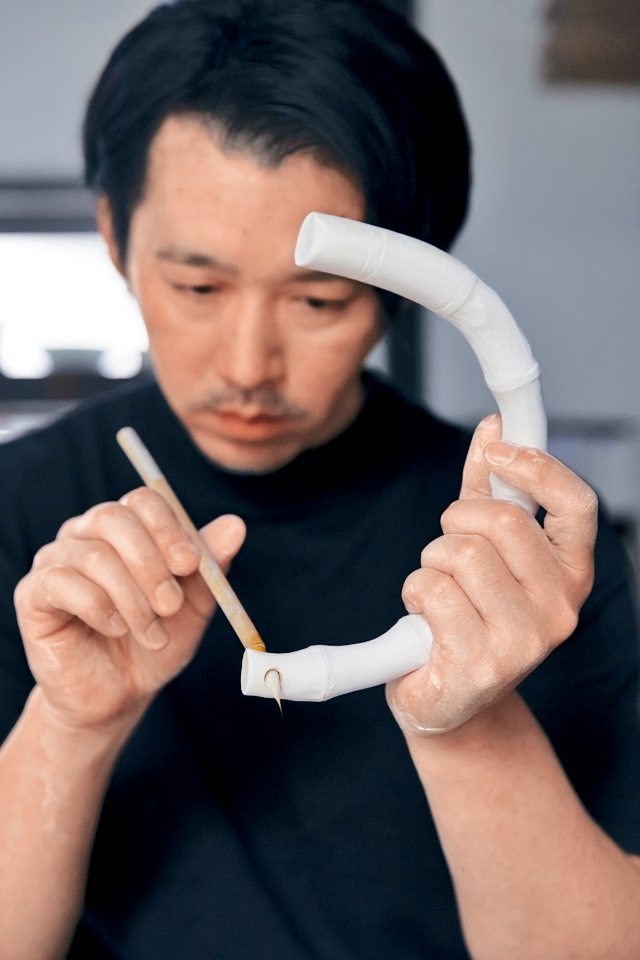 陶艺家中里博恒利用手塑技术 陶艺家中里博恒利用手塑技术