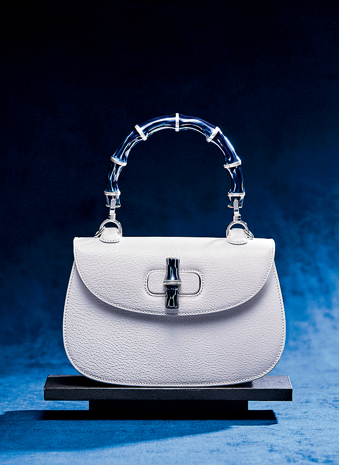 陶艺家中里博恒利用手塑技术,以陶瓷再造手袋的竹手柄和袋扣,为经典注入崭新面貌。 陶艺家中里博恒利用手塑技术,以陶瓷再造手袋的竹手柄和袋扣,为经典注入崭新面貌。