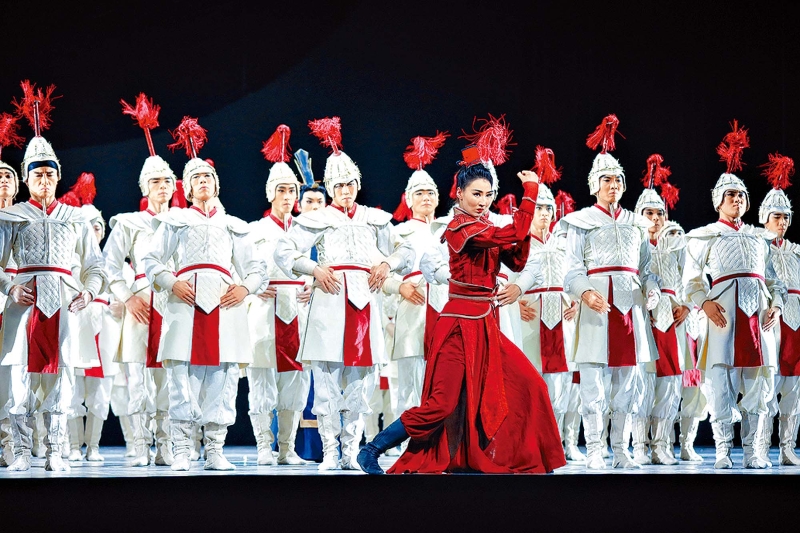 “舞剧《花木兰》以刚柔耦合的风格,将一个家喻户晓的中国故事叙述得别有新意,投射出历久弥新的光彩。”— 舞评家方家骏.jpg “舞剧《花木兰》以刚柔耦合的风格,将一个家喻户晓的中国故事叙述得别有新意,投射出历久弥新的光彩。”— 舞评家方家骏.jpg