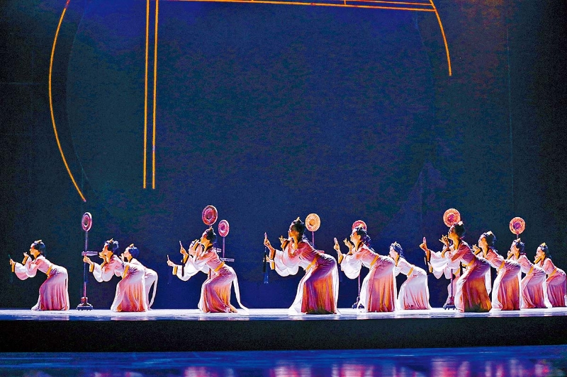 舞台设计以圆为轴心,带来各式各样的视觉效果。.jpg 舞台设计以圆为轴心,带来各式各样的视觉效果。.jpg