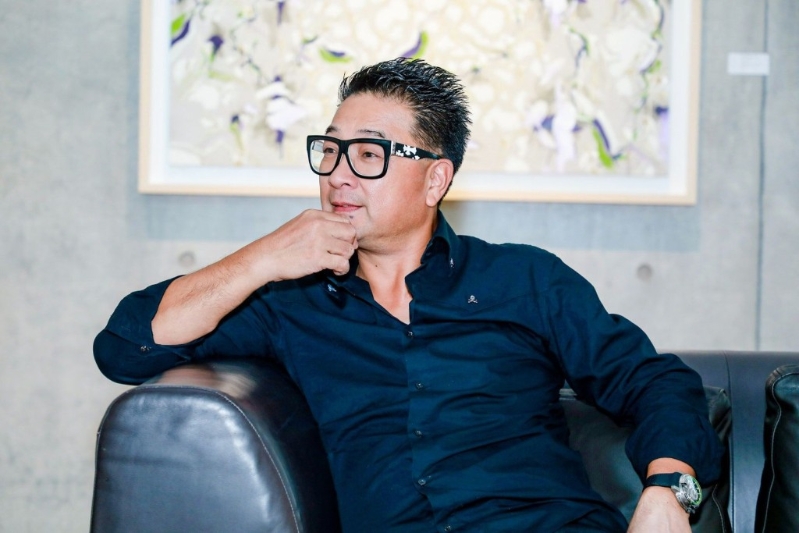 华氏画廊& Humarish Club创始人华雨舟指目前的艺术市场正出现翻天复地的变化。 华氏画廊& Humarish Club创始人华雨舟指目前的艺术市场正出现翻天复地的变化。