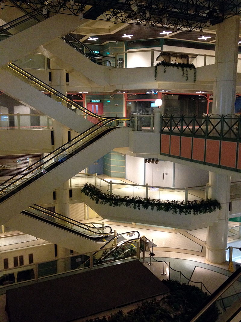 踏入2000年代,出租率长期低迷下,海滨广场中庭渐见凋零 踏入2000年代,出租率长期低迷下,海滨广场中庭渐见凋零