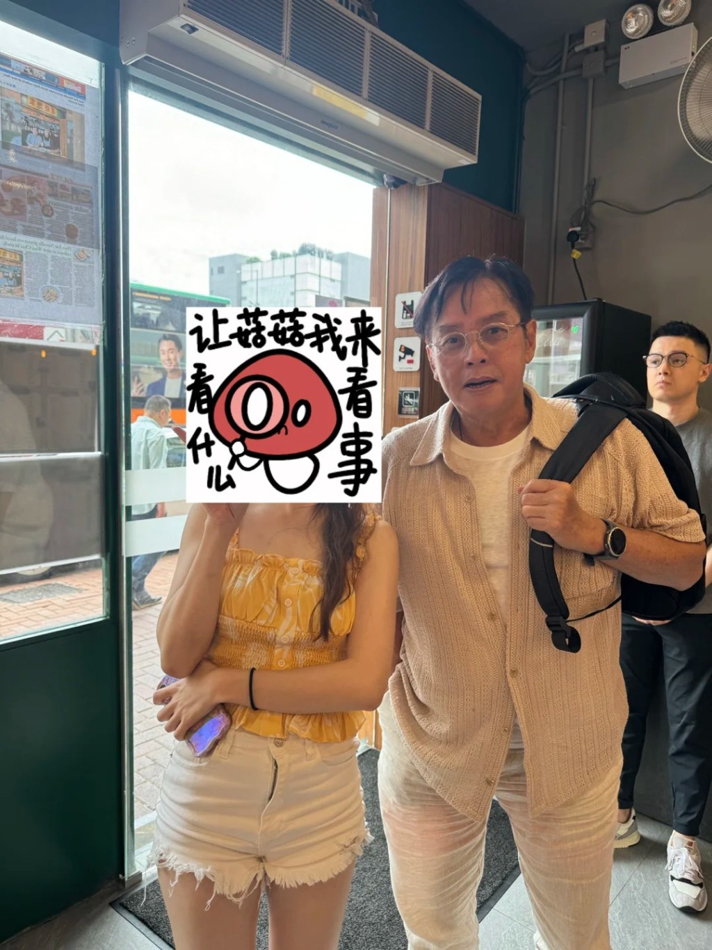 有网民亦在茶餐厅内捕获寿星谭咏麟。 有网民亦在茶餐厅内捕获寿星谭咏麟。