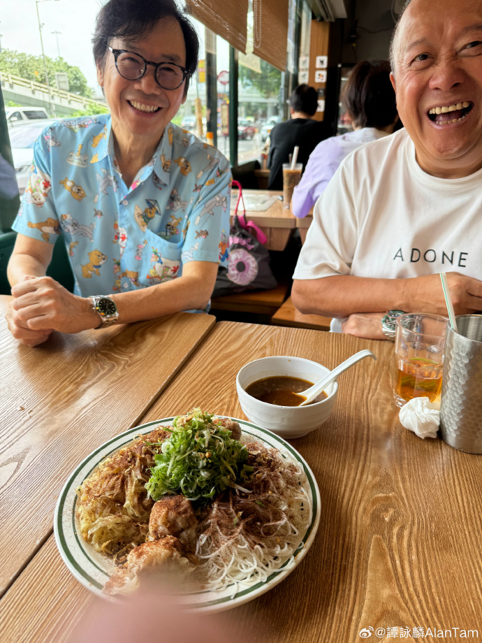 吃云吞虾子捞面 吃云吞虾子捞面