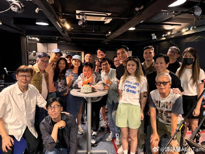 谭咏麟获一班好友提前为他庆生。 谭咏麟获一班好友提前为他庆生。