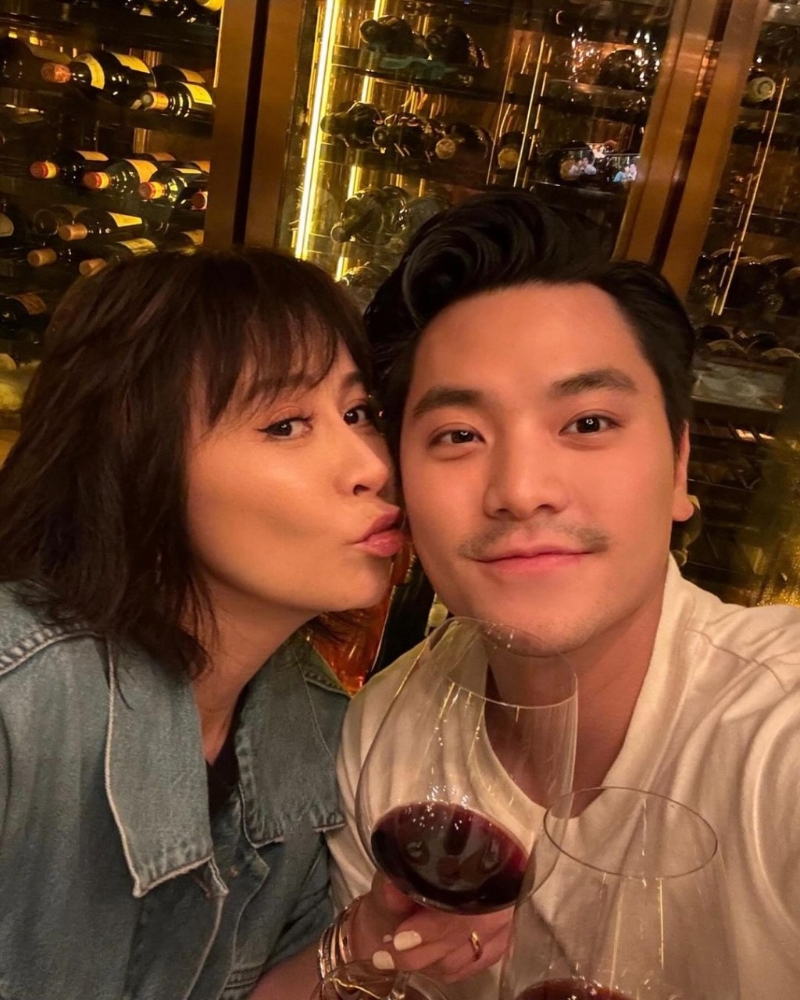 刘嘉玲主动嘟嘴亲吻王令尘。 刘嘉玲主动嘟嘴亲吻王令尘。