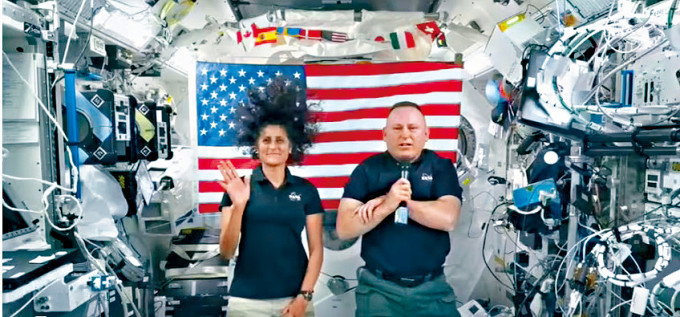 滞留国际空间站的航天员威尔莫尔(右)和威廉姆斯。 滞留国际空间站的航天员威尔莫尔(右)和威廉姆斯。