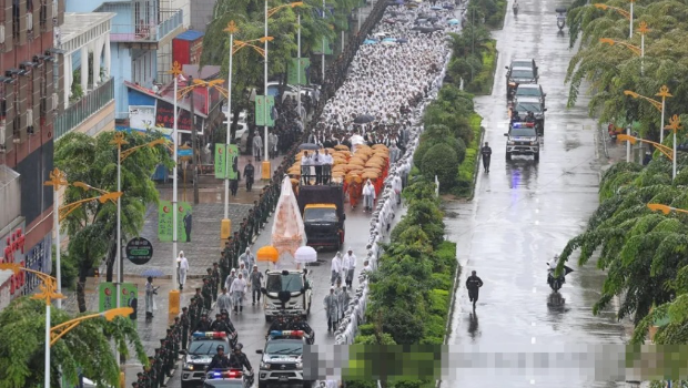 丧礼送别队伍人数庞大。 丧礼送别队伍人数庞大。