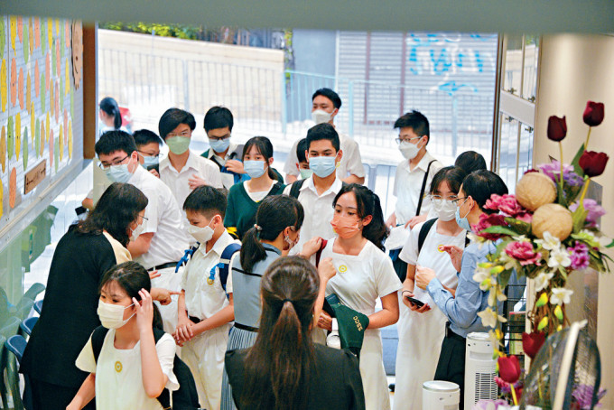 有中学校长相信,今年大幅增加的插班申请数字,有助纾缓学界的缩班杀校危机。 有中学校长相信,今年大幅增加的插班申请数字,有助纾缓学界的缩班杀校危机。