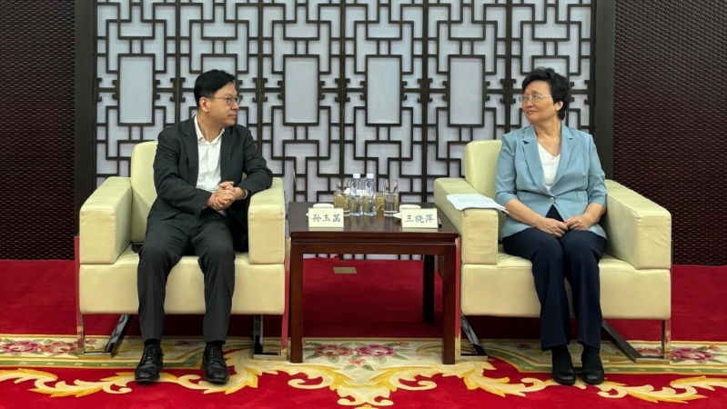 孙玉菡(左)拜访人力资源和社会保障部部长王晓萍(右),汇报招揽人才措施及劳工政策的实施进展。政府新闻处 孙玉菡(左)拜访人力资源和社会保障部部长王晓萍(右),汇报招揽人才措施及劳工政策的实施进展。政府新闻处