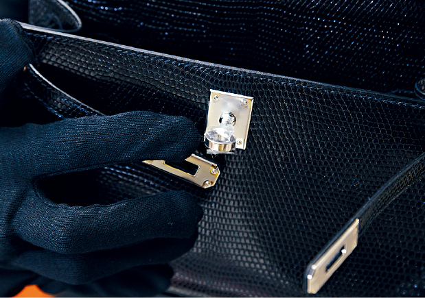 手袋银扣上的柳钉凹凸不平 手袋银扣上的柳钉凹凸不平