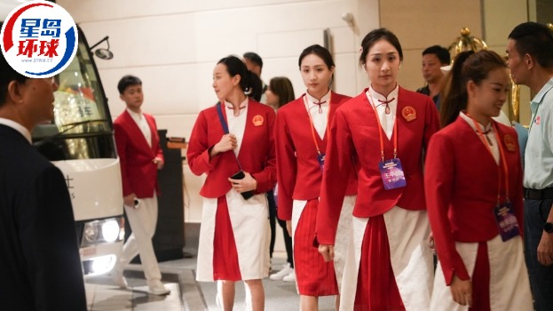 代表团晚宴后返回下榻酒店 代表团晚宴后返回下榻酒店