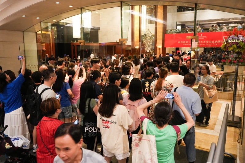 大批支持者在酒店外等候,希望见运动员一面。 大批支持者在酒店外等候,希望见运动员一面。