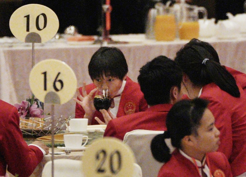 全红婵双手拿起玻璃杯,细嚼饮品。 全红婵双手拿起玻璃杯,细嚼饮品。