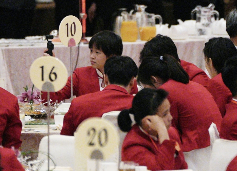 全红婵拿着相机自拍。 全红婵拿着相机自拍。