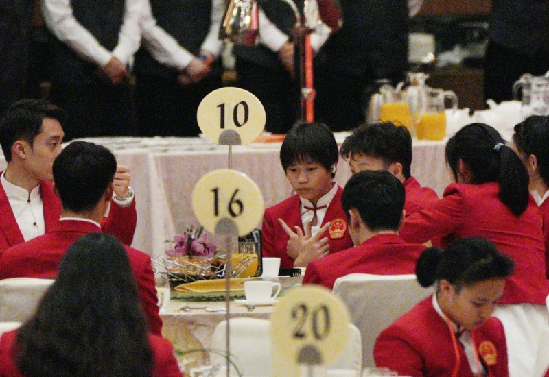 全红婵摆甫士与队友玩自拍。 全红婵摆甫士与队友玩自拍。