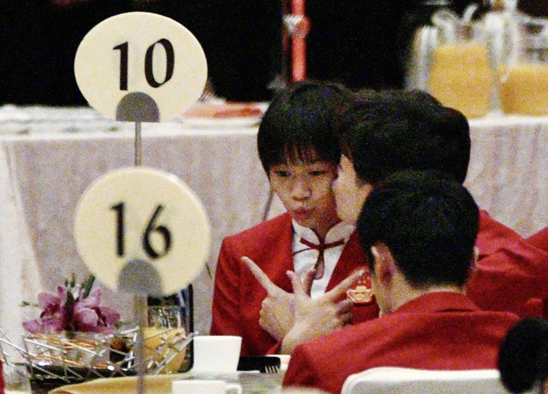 跳水双金得陈艺文作势吻“团宠”全红婵。 跳水双金得陈艺文作势吻“团宠”全红婵。