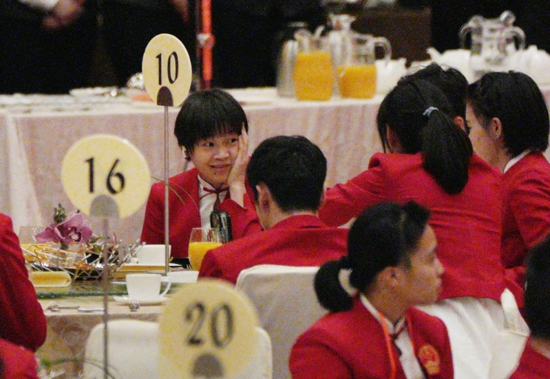 全红婵左手掩着自己面颊,表现愕然。 全红婵左手掩着自己面颊,表现愕然。