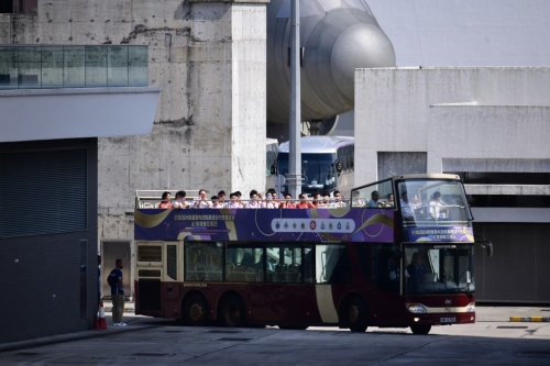 后22位奥运健儿,包括游泳选手潘展乐、拳击选手吴愉、乒乓球选手范振东、马龙等乘坐开蓬巴士进场。 后22位奥运健儿,包括游泳选手潘展乐、拳击选手吴愉、乒乓球选手范振东、马龙等乘坐开蓬巴士进场。