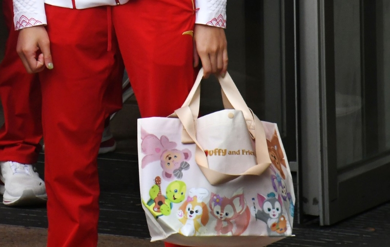 全红婵今日改用迪士尼角色达菲熊的手提袋。 全红婵今日改用迪士尼角色达菲熊的手提袋。