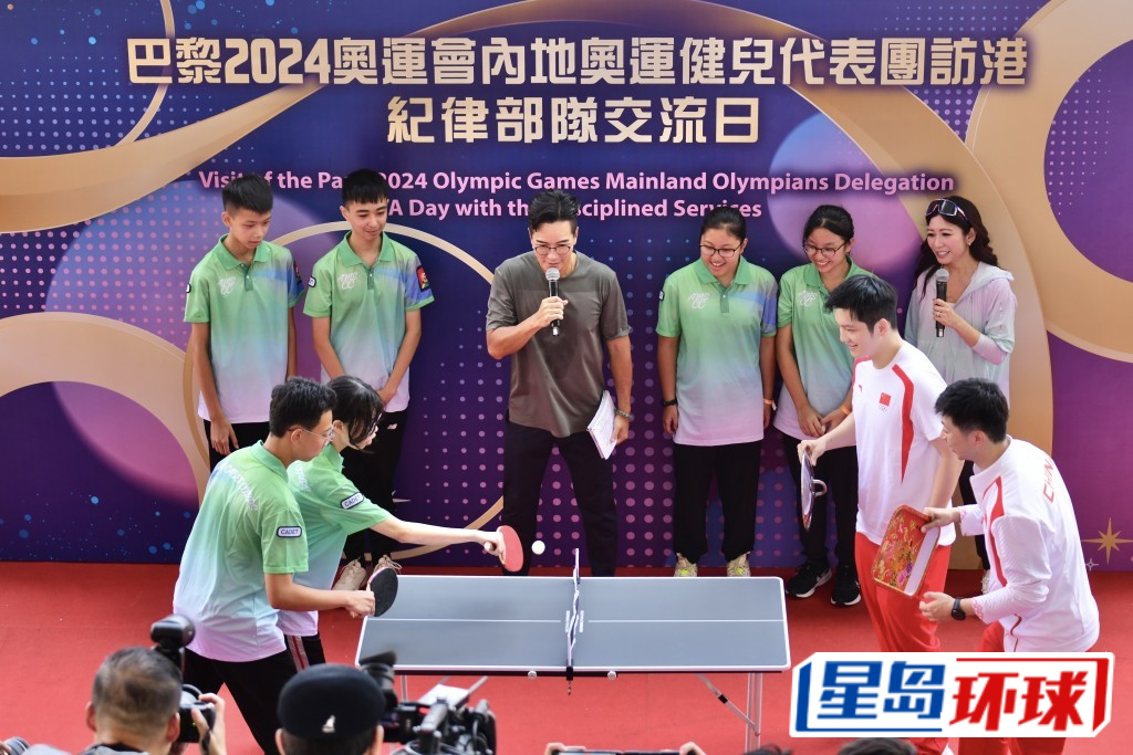 中国国家代表队运动员与纪律部队交流。 中国国家代表队运动员与纪律部队交流。