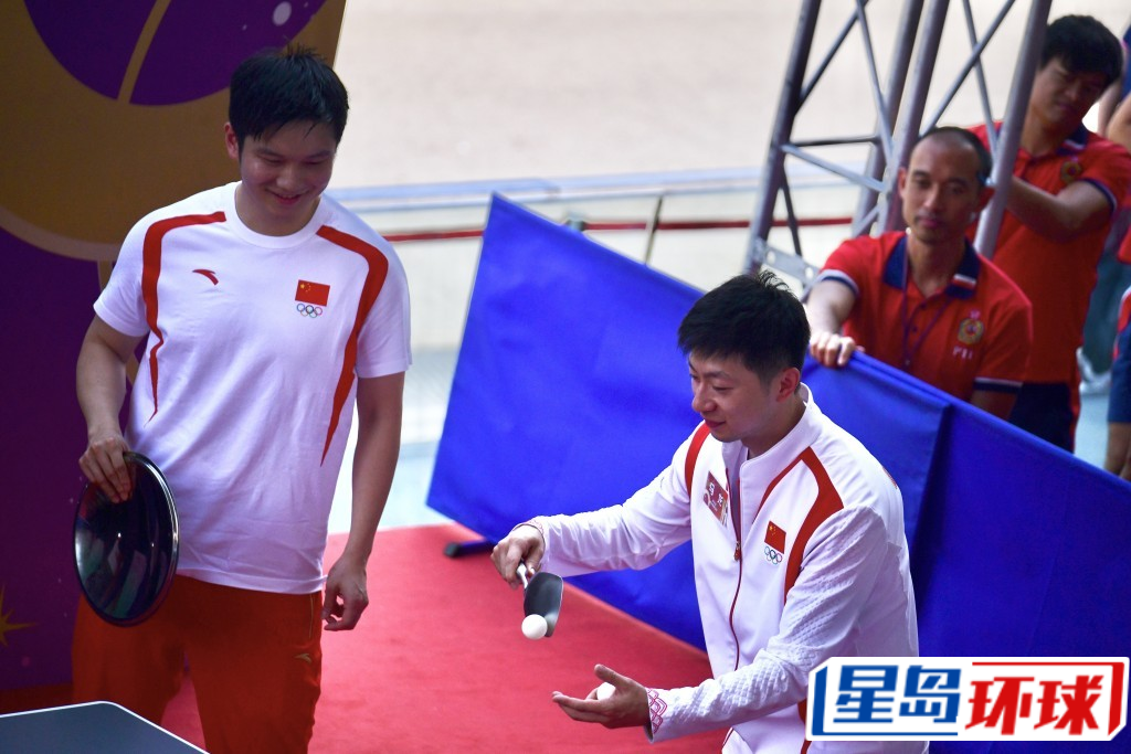 大会安排马龙及樊振东用镬铲、镬盖、托盘打乒乓球。 大会安排马龙及樊振东用镬铲、镬盖、托盘打乒乓球。