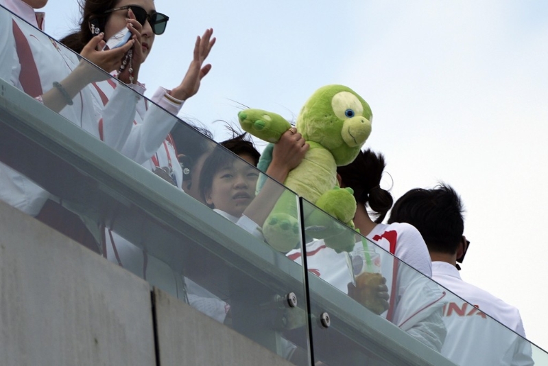 全红蝉展示乌龟公仔。 全红蝉展示乌龟公仔。